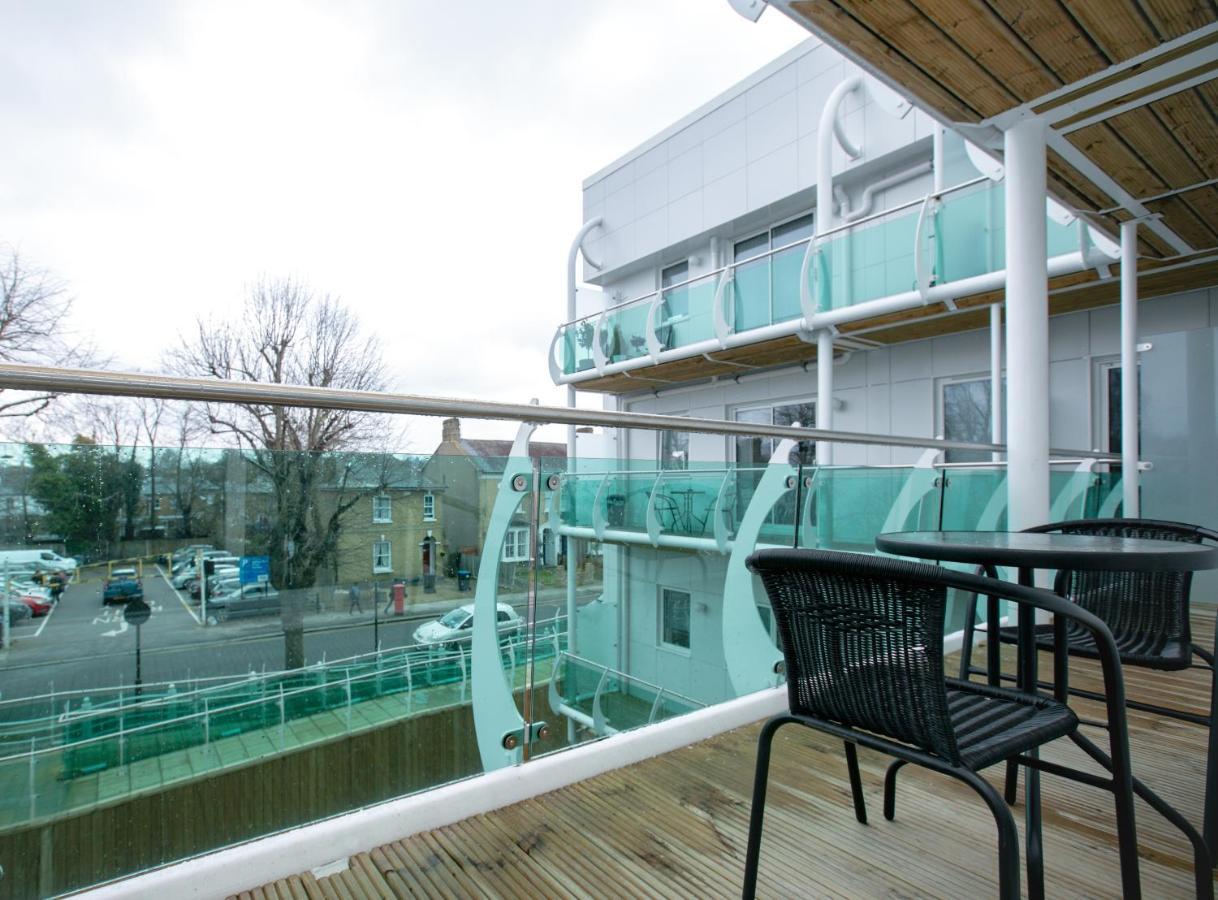 Skyvillion - Cozy Apartments In Enfield Town With Free Parking & Wifi Exterior foto
