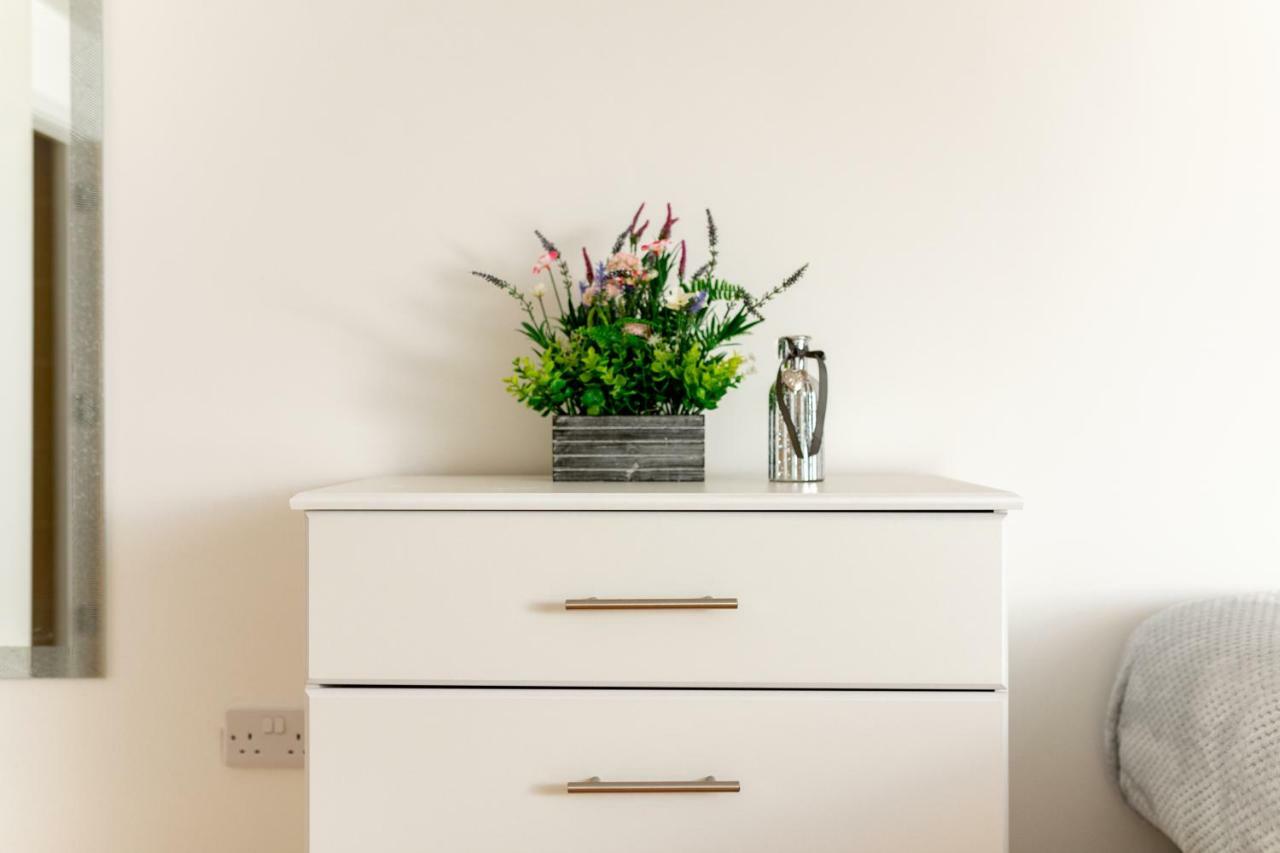 Skyvillion - Cozy Apartments In Enfield Town With Free Parking & Wifi Exterior foto