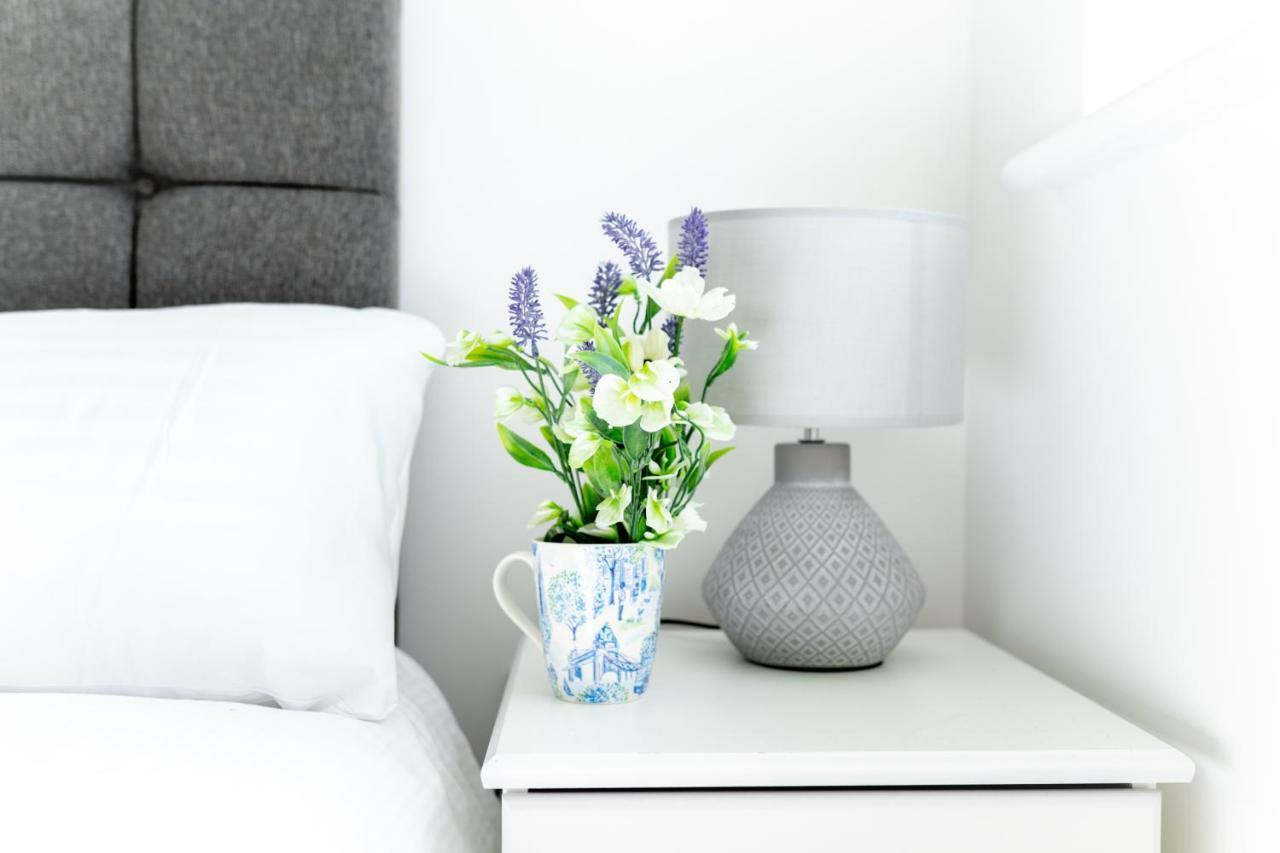 Skyvillion - Cozy Apartments In Enfield Town With Free Parking & Wifi Exterior foto